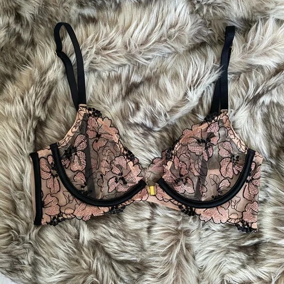 Victoria's Secret Lace Unlined Front Close Plunge Bra and Thong Panty Set - Picture 2 of 14